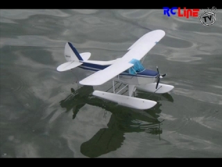 Kleine Depron-Piper PA-18 mit Schwimmer